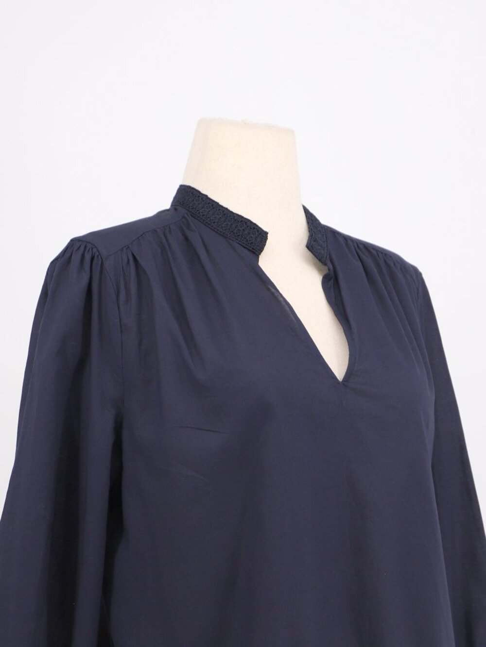 CHICO'S Novelty Hem Blouse in Classic Navy Size 2/ US 12 - Picture 3 of 8